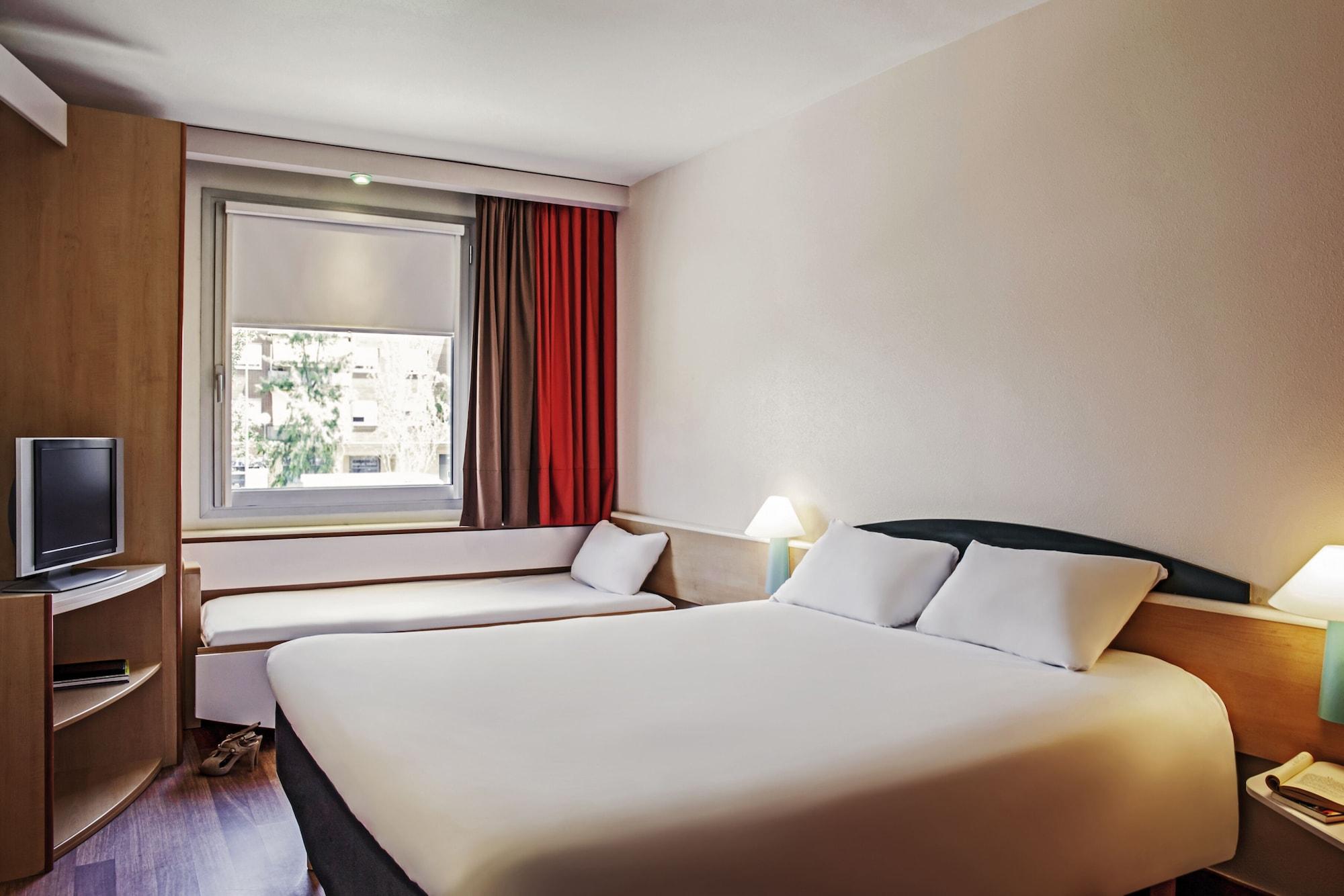 Ibis Barcelona Molins De Rei Hotel Екстериор снимка