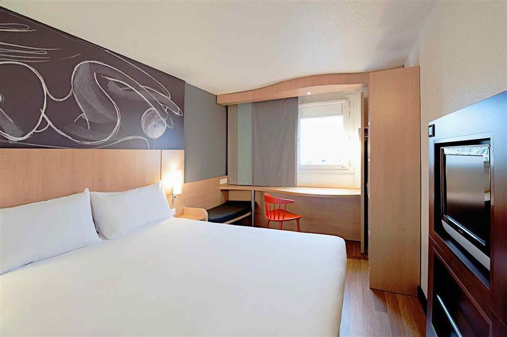 Ibis Barcelona Molins De Rei Hotel Екстериор снимка